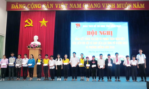 Tặng quà cho các em học sinh có hoàn cảnh khó khăn trường THCS Phạm Hữu Lầu